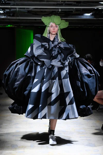 Look 10